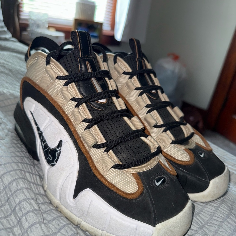 Nike Women's Black and Tan Sneakers